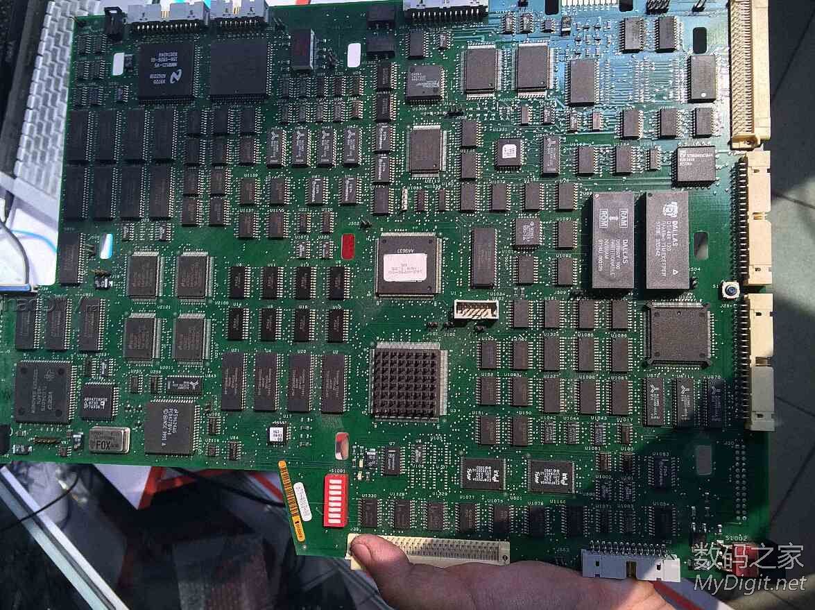 泰克数字示波器内置彩色CRT更换液晶屏图解(Tektronix TDS754C) 泰克数字示波器内置彩色CRT更换液晶屏图解(Tektronix TDS754C