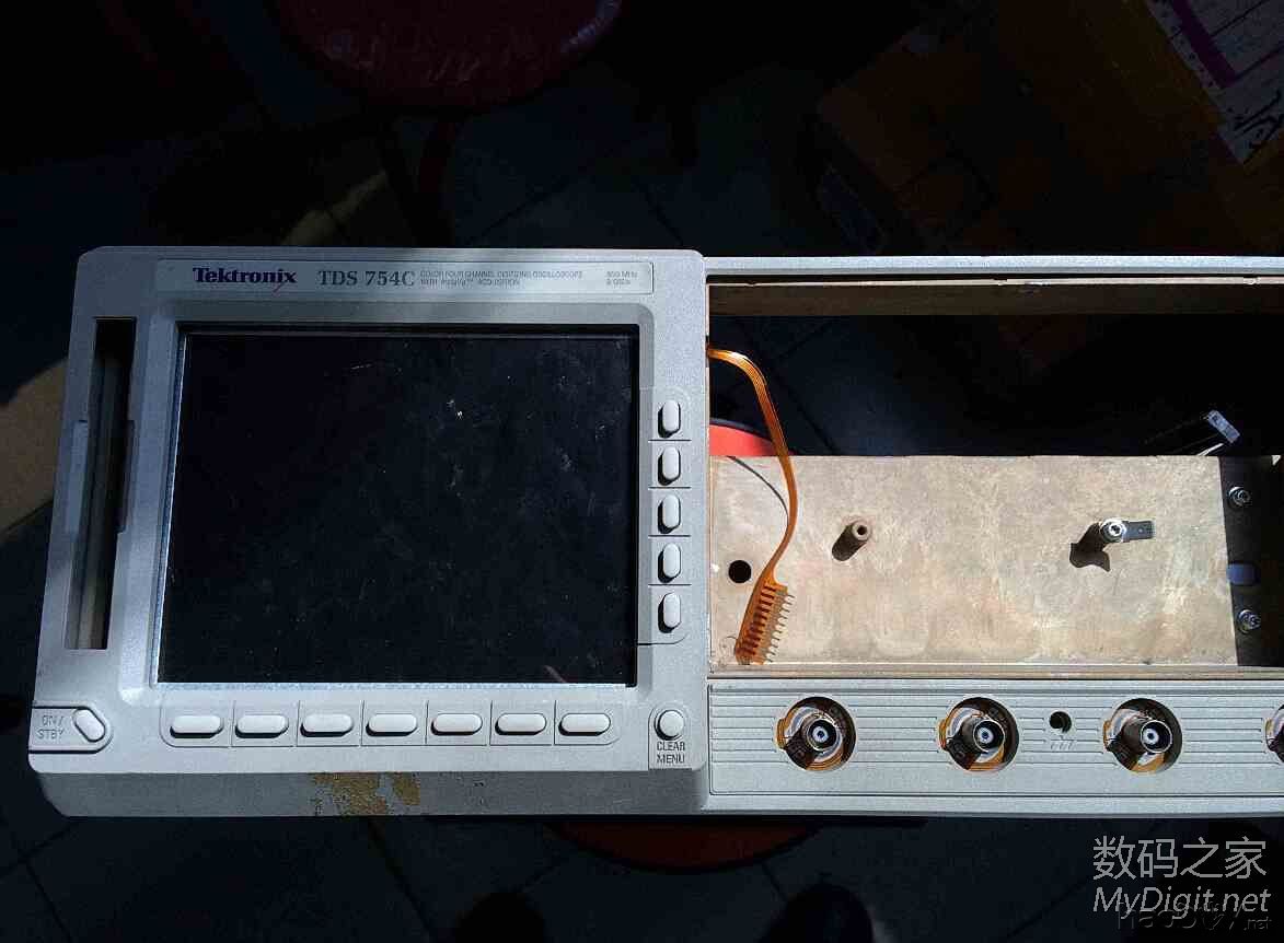 泰克数字示波器内置彩色CRT更换液晶屏图解(Tektronix TDS754C