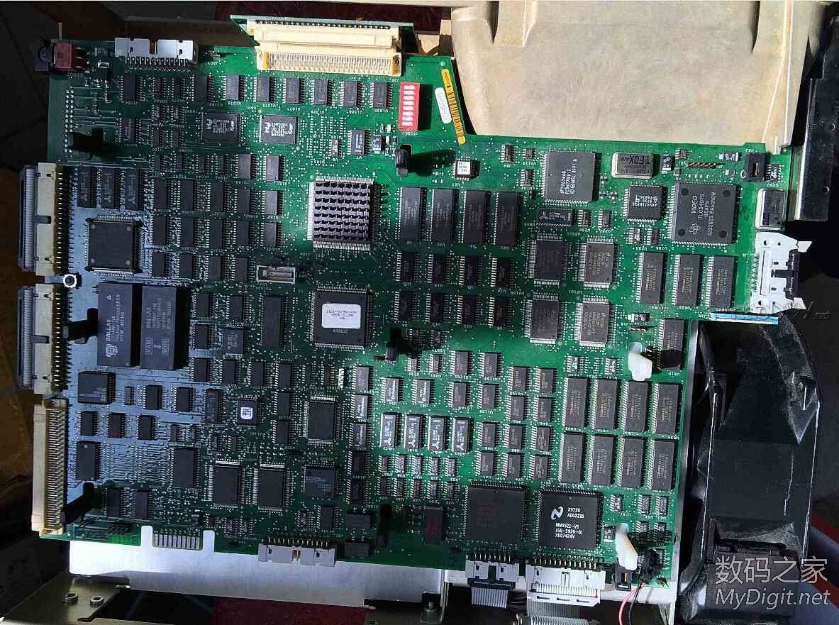 泰克数字示波器内置彩色CRT更换液晶屏图解(Tektronix TDS754C