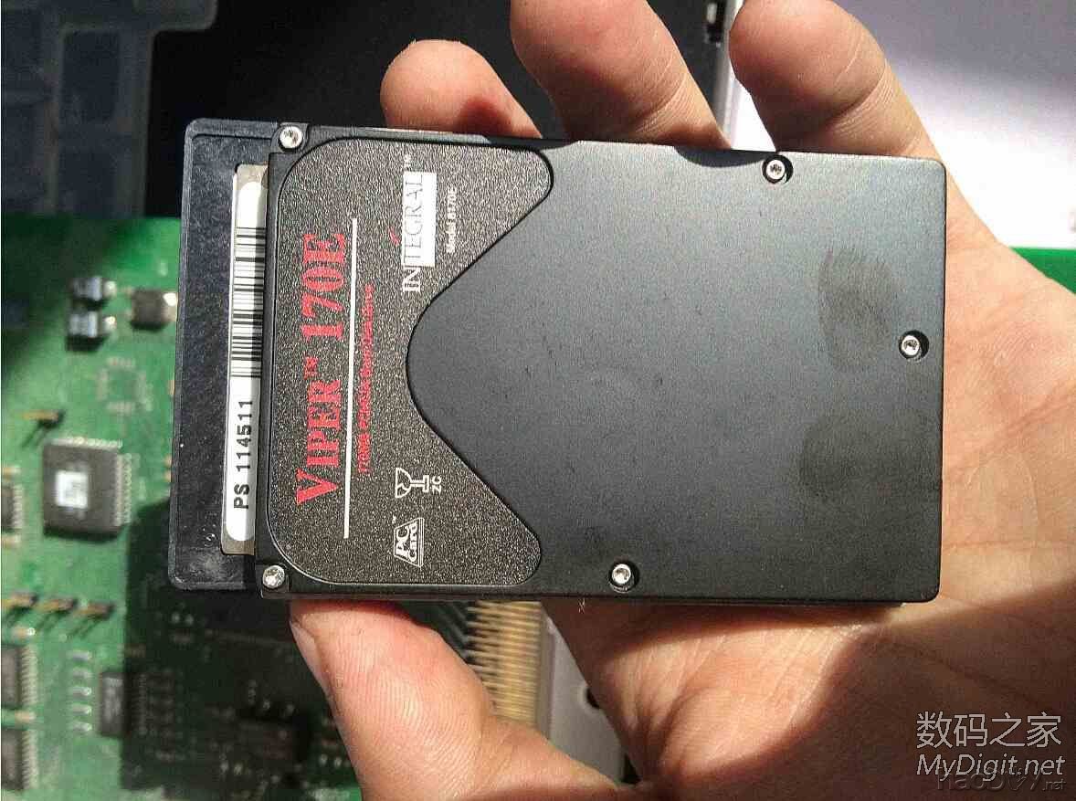 泰克数字示波器内置彩色CRT更换液晶屏图解(Tektronix TDS754C) 泰克数字示波器内置彩色CRT更换液晶屏图解(Tektronix TDS754C