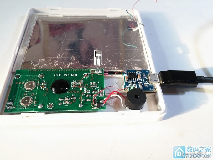 家用双探头数字温湿度计增加红外感应光控背光功能