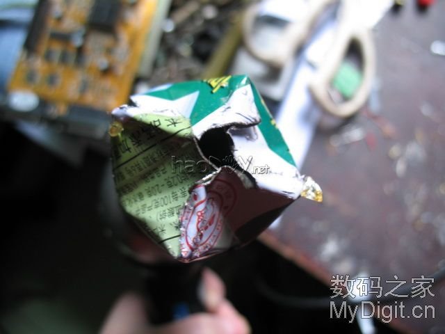 把出口捏小,和做包子一样一样一样滴 用电吹风DIY一支强力“热风枪” 吹下零件一大堆