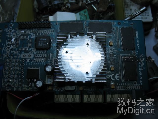 烂显卡一张 用电吹风DIY一支强力“热风枪” 吹下零件一大堆