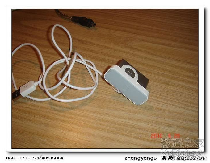 之前买的IPOD SUFFLE,组装底座越看越不爽,改!另增新买一银色