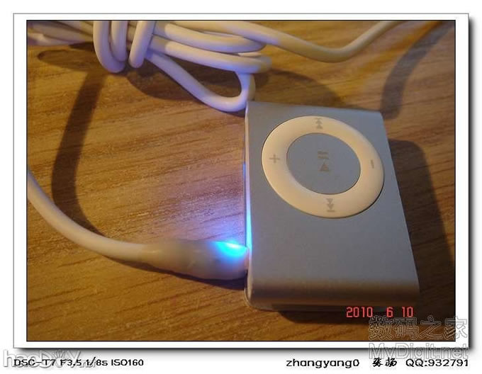 之前买的IPOD SUFFLE,组装底座越看越不爽,改!另增新买一银色