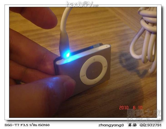 之前买的IPOD SUFFLE,组装底座越看越不爽,改!另增新买一银色