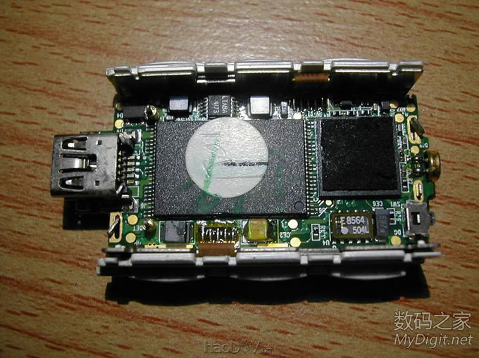 紫光檀木MP3(艾利和N10)和耳机(博士IE2) 紫光檀木MP3(艾利和N10)和耳机(博士IE2)