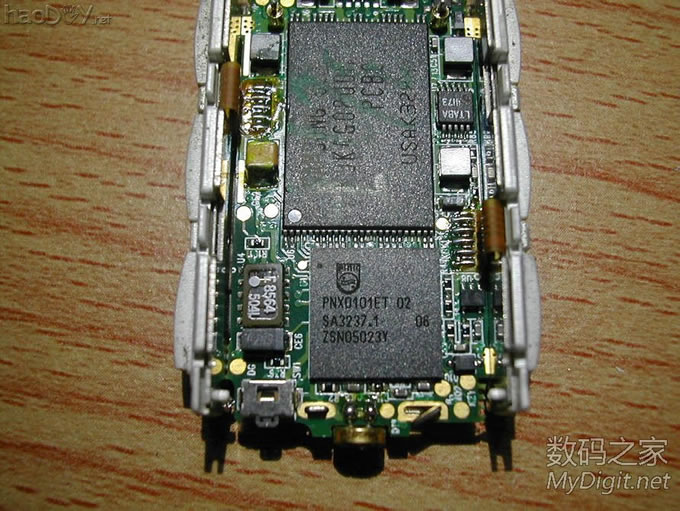 紫光檀木MP3(艾利和N10)和耳机(博士IE2) 紫光檀木MP3(艾利和N10)和耳机(博士IE2)