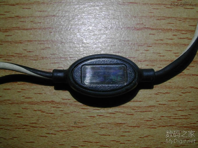 紫光檀木MP3(艾利和N10)和耳机(博士IE2) 紫光檀木MP3(艾利和N10)和耳机(博士IE2)