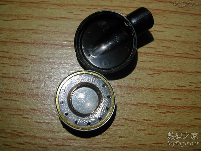 紫光檀木MP3(艾利和N10)和耳机(博士IE2) 紫光檀木MP3(艾利和N10)和耳机(博士IE2)