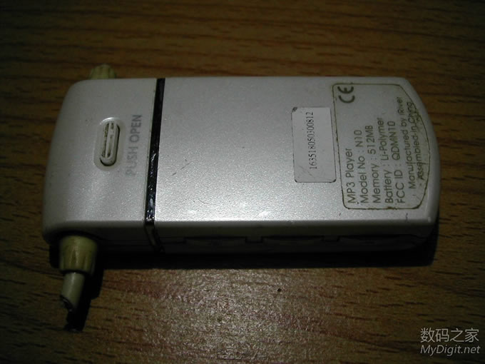 紫光檀木MP3(艾利和N10)和耳机(博士IE2) 紫光檀木MP3(艾利和N10)和耳机(博士IE2)