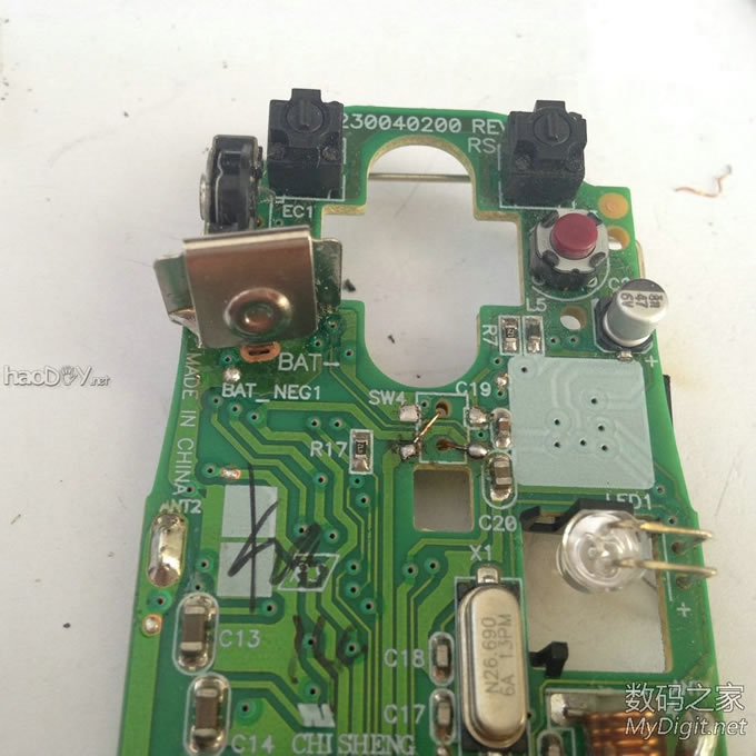 耗电大伤不起?微软迷你鲨3000加装电源开关,透明的光电传感器有