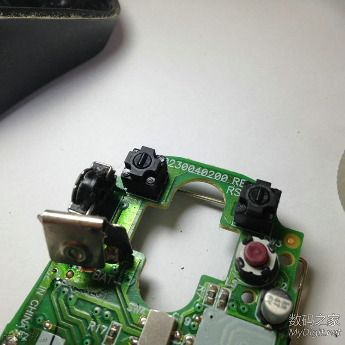 耗电大伤不起?微软迷你鲨3000加装电源开关,透明的光电传感器有