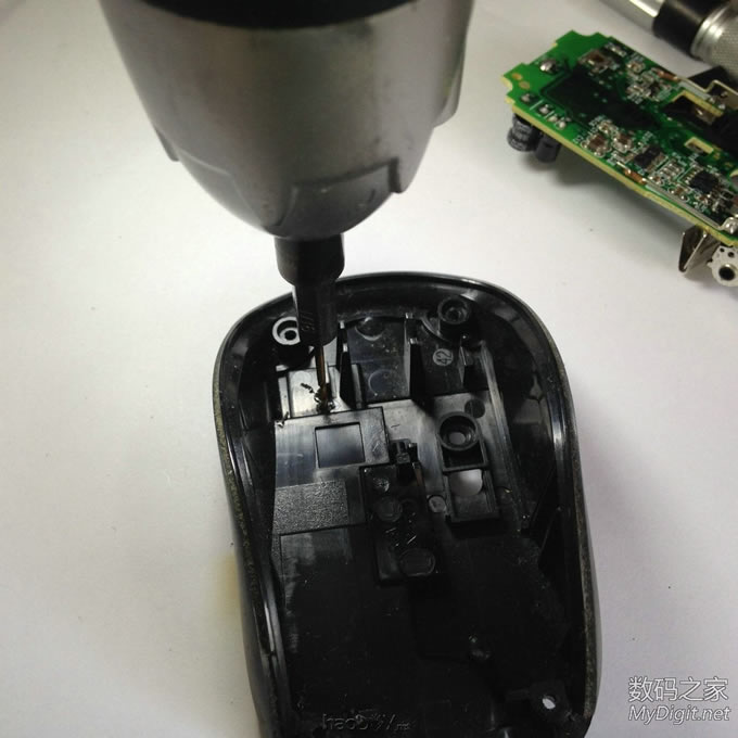 耗电大伤不起?微软迷你鲨3000加装电源开关,透明的光电传感器有