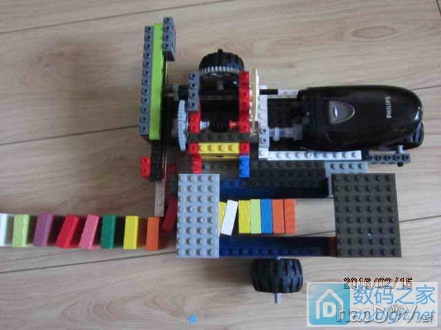 没用的飞利浦剃须刀和乐高合体能做些什么?(自动码放多米诺的小电动车) 没用的飞利浦剃须刀和乐高合体能做些什么?(自动码放多米诺的小