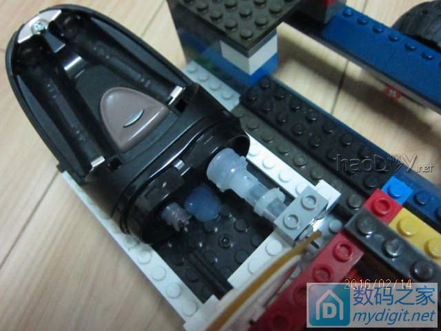 没用的飞利浦剃须刀和乐高合体能做些什么?(自动码放多米诺的小电动车) 没用的飞利浦剃须刀和乐高合体能做些什么?(自动码放多米诺的小