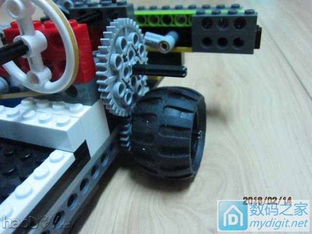 没用的飞利浦剃须刀和乐高合体能做些什么?(自动码放多米诺的小电动车) 没用的飞利浦剃须刀和乐高合体能做些什么?(自动码放多米诺的小