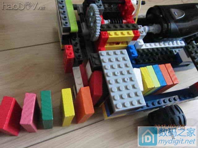 没用的飞利浦剃须刀和乐高合体能做些什么?(自动码放多米诺的小电动车) 没用的飞利浦剃须刀和乐高合体能做些什么?(自动码放多米诺的小