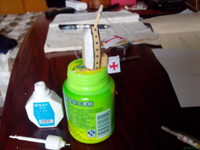 科技小制作-灯泡海盗船的制作方法