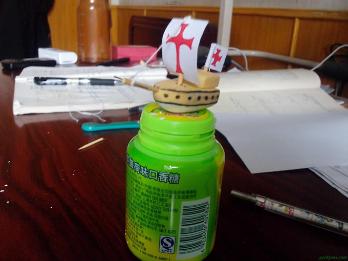 科技小制作-灯泡海盗船的制作方法