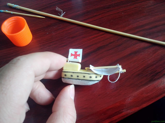 科技小制作-灯泡海盗船的制作方法