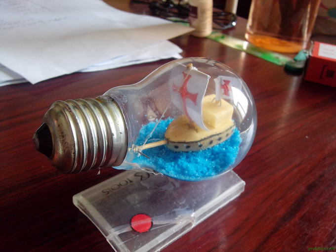 科技小制作-灯泡海盗船的制作方法