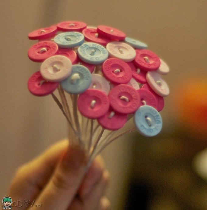 科技小制作-糖果色纽扣手捧花教程图解