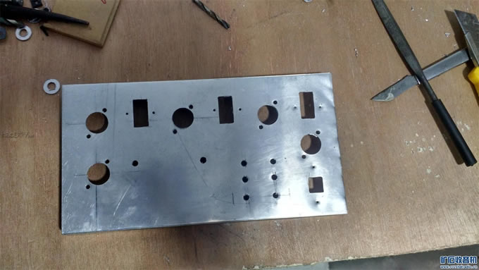 底盘开孔.jpg 国庆节的礼物-电池管二级中放超外差收音机