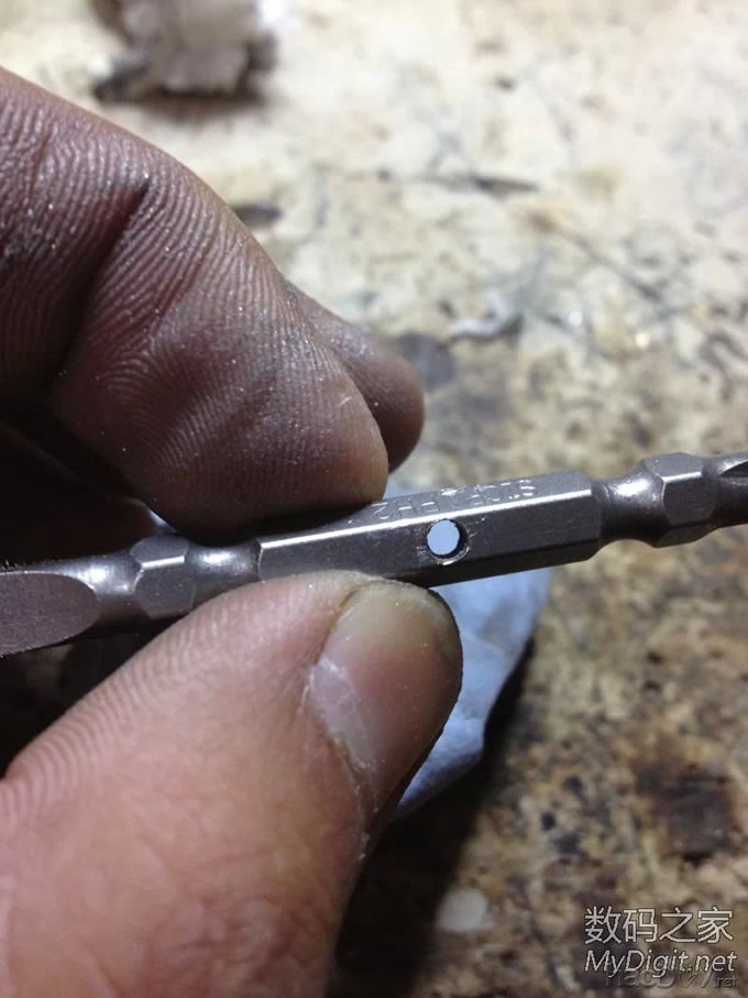 学某人特制随身双头螺丝刀。打坏两个金刚钻钻头才钻开!(杜哥出品必属雷品) 学某人特制随身双头螺丝刀。打坏两个金刚钻钻头才钻开!(杜哥出