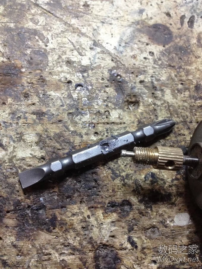 学某人特制随身双头螺丝刀。打坏两个金刚钻钻头才钻开!(杜哥出品必属雷品) 学某人特制随身双头螺丝刀。打坏两个金刚钻钻头才钻开!(杜哥出