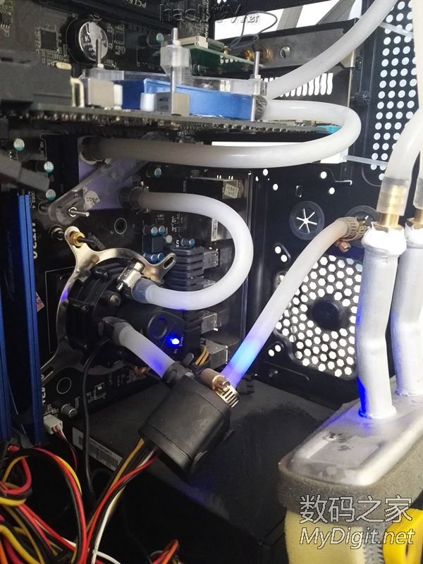 (散热器升级改造中)献上我自己搞的主机水冷,成本低,外观丑,勿笑 (散热器升级改造中)献上我自己搞的主机水冷,成本低,外观丑,