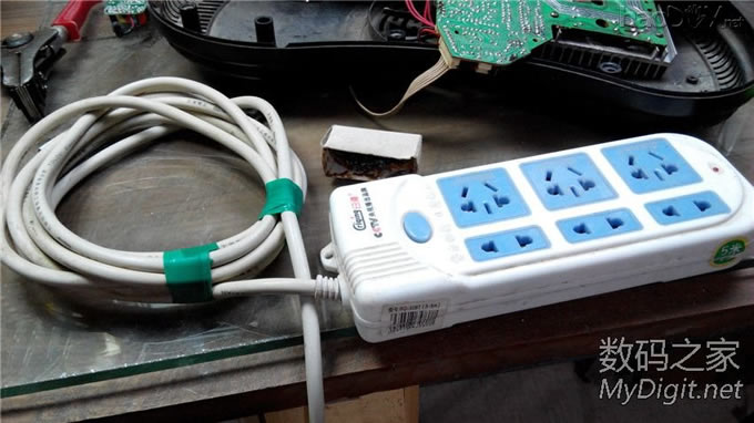 抢救一只排插的过程,顺便秀下我的工作台······ 抢救一只排插的过程,顺便秀下我的工作台······