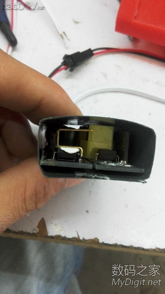 做一个合适移动焊台的内置充电器 做一个合适移动焊台的内置充电器