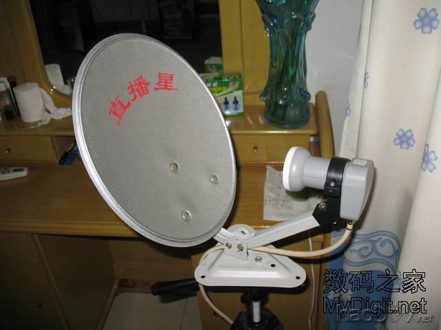 很小的锅盖,椭圆的,可以放在室内,不过我的玻璃不知道是不是太好了,关窗就没信号了,只好扔外面了,用塑料袋装起来 自制了两个卫星天线功分器