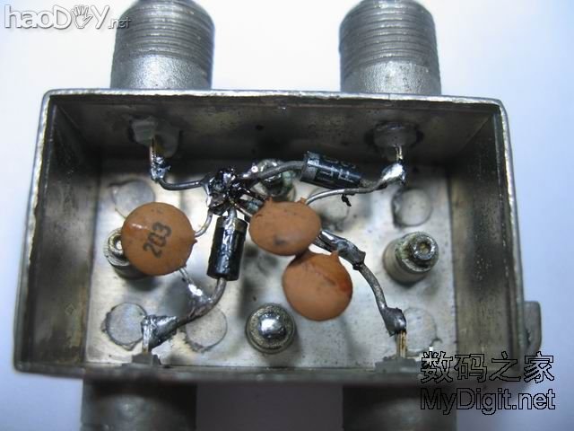 换个角度,明天再上机测试了,第二台接收机还没买呢 自制了两个卫星天线功分器