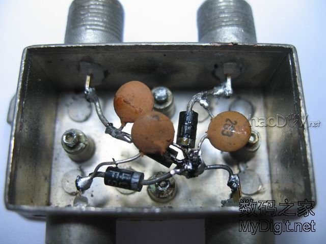 最后选择搭焊,元件引脚很短…… 自制了两个卫星天线功分器