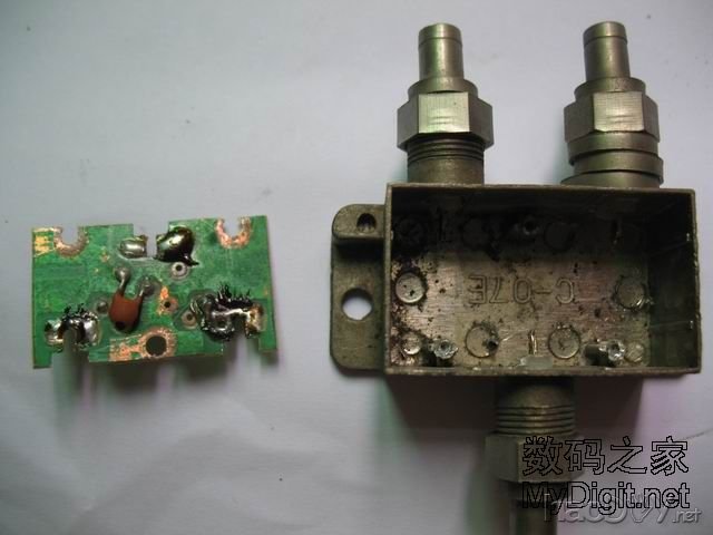 分离出来了 自制了两个卫星天线功分器