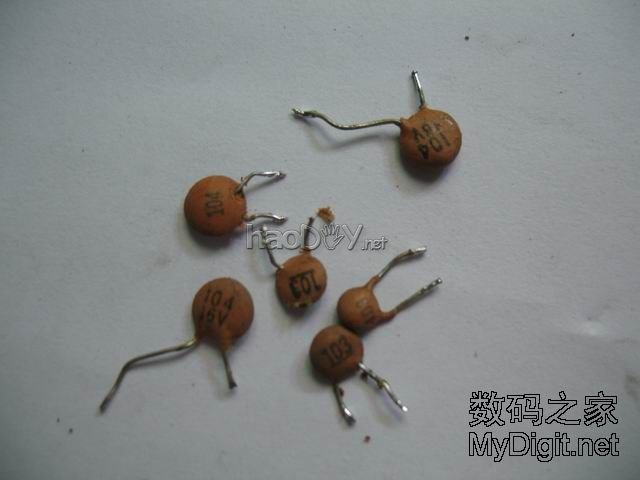 瓷片电容,以前买过几千粒,一个找不到了,只好拆机 自制了两个卫星天线功分器