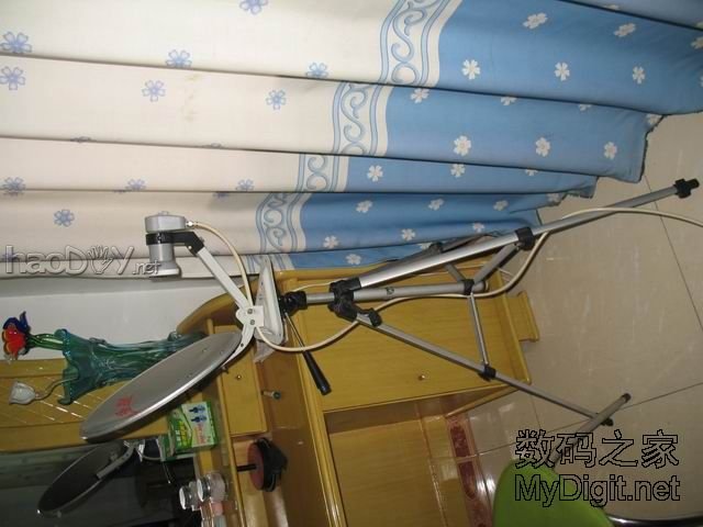 很专业的三脚架,呵呵,临时调试用了下,后来直接放窗台,图忘记翻转了…… 自制了两个卫星天线功分器