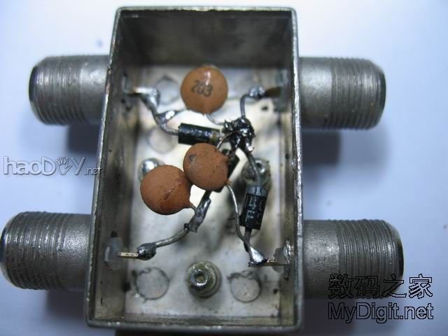 挤在一起 自制了两个卫星天线功分器