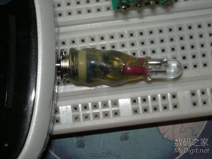 担心硬塞会弄坏焊点,干脆用热熔胶吧,下次做的时候再缩小一点。 原创可充电超小手机红外遥控器