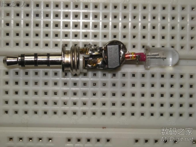 把稳压模块剪了个角想套入插头壳中,但还是有点点大了 原创可充电超小手机红外遥控器