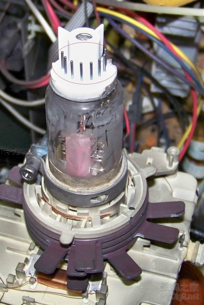 红圈的地方要清洁干净 上门收费太黑 自己动手更换电视机的显像管座