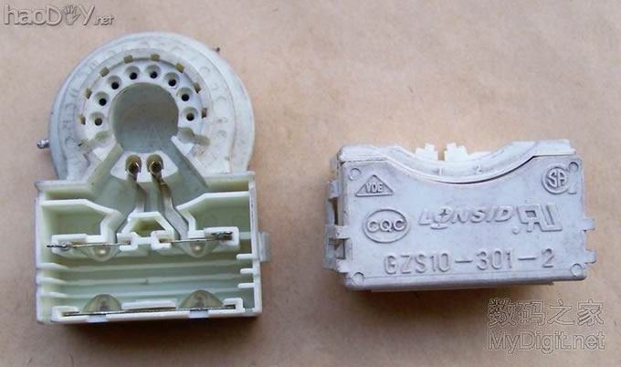 拆开的管座 上门收费太黑 自己动手更换电视机的显像管座