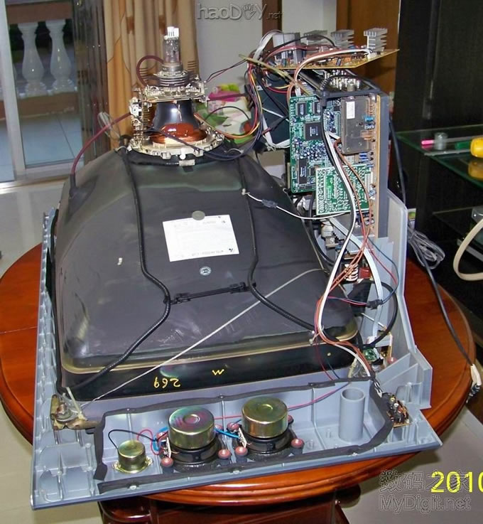 拆开的电视机 上门收费太黑 自己动手更换电视机的显像管座