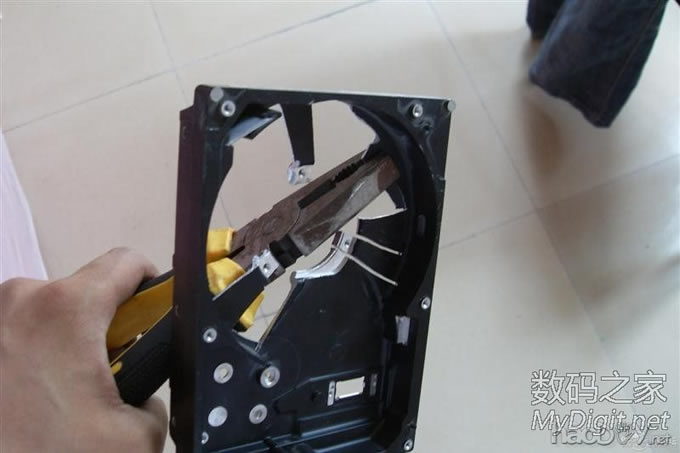 报废硬盘变身7200转暴力风扇【转载】 报废硬盘变身7200转暴力风扇【转载】