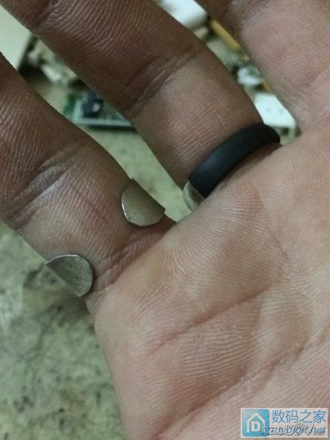 拆了个土豪金手机只为做一个土豪金戒指。效果很好,世界唯一一个(杜哥出品必属雷品) 拆了个土豪金手机只为做一个土豪金戒指。效果很好,世界唯一一个