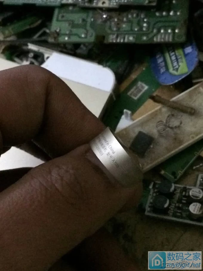 拆了个土豪金手机只为做一个土豪金戒指。效果很好,世界唯一一个(杜哥出品必属雷品) 拆了个土豪金手机只为做一个土豪金戒指。效果很好,世界唯一一个