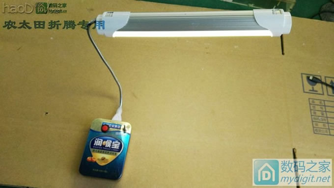 纯手工打造充电宝+可调小台灯二合一。