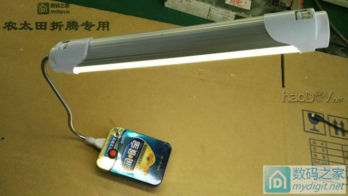 纯手工打造充电宝+可调小台灯二合一。